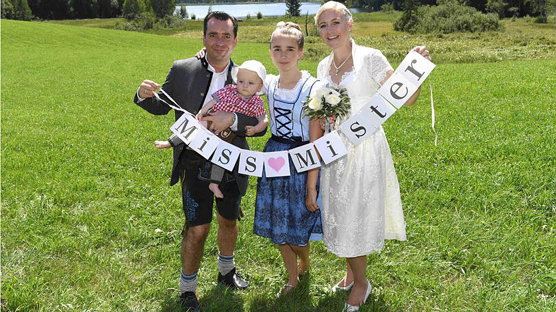 Falk Raudies und Andrea Mühlbauer mit den Kindern Mats Valentin (neun Monate alt) sowie Maya (13).