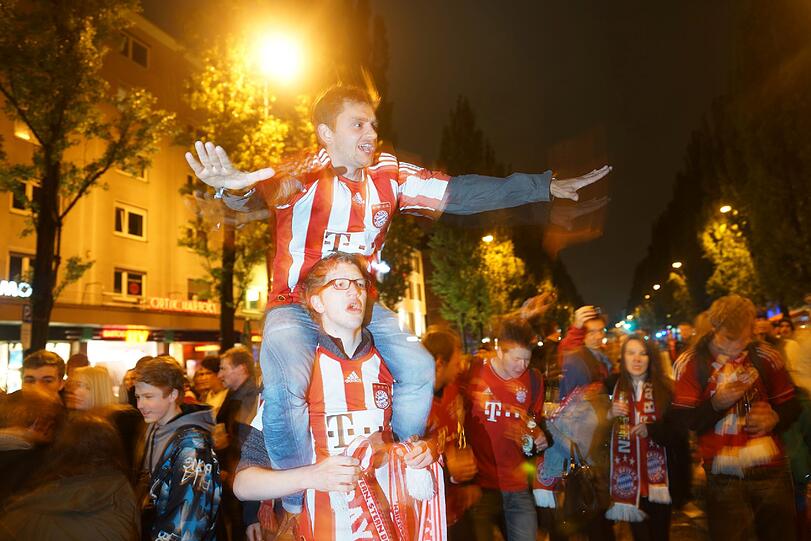 Auf der Leopoldstraße in München feiern Fans des FC Bayern München den Sieg im DFB-Pokal gegen den VfB Stuttgart.