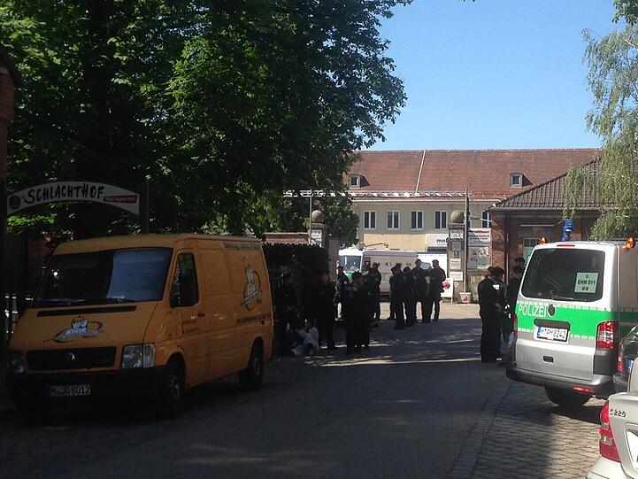 G7-Aktivisten blockieren den Schlachthof. Die Bilder...