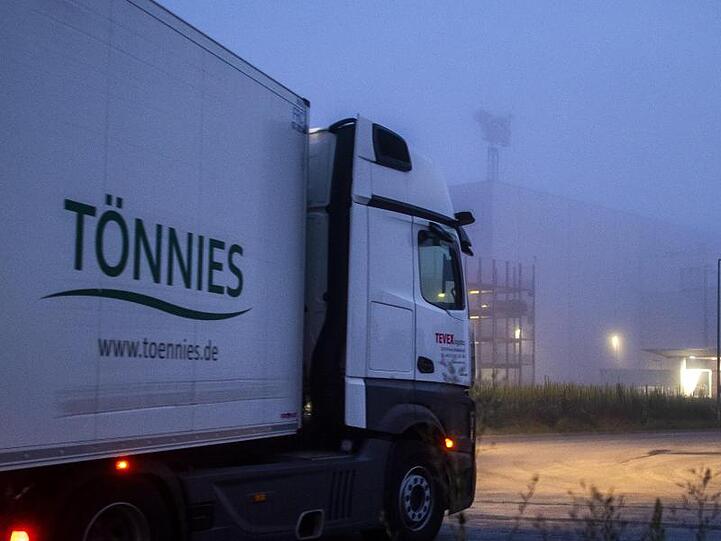 Ein Lastwagen fährt auf das Gelände des Fleischwerks Tönnies in Rheda-Wiedenbrück.