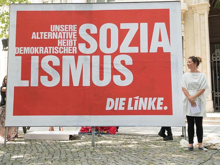 "Demokratischer Sozialismus": Die sächsische Landesvorsitzende der "Linken", Antje Feiks, steht neben einem Wahlplakat in Dresden.