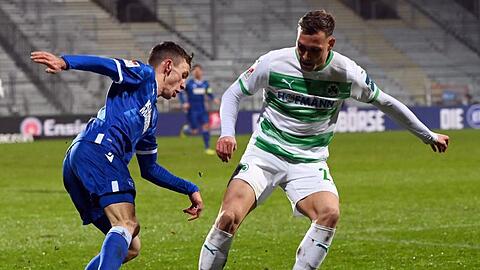 Benjamin Goller (l) vom Karlsruher SC und David Raum vom SpVgg Greuther Fürth kämpfen um den Ball.
