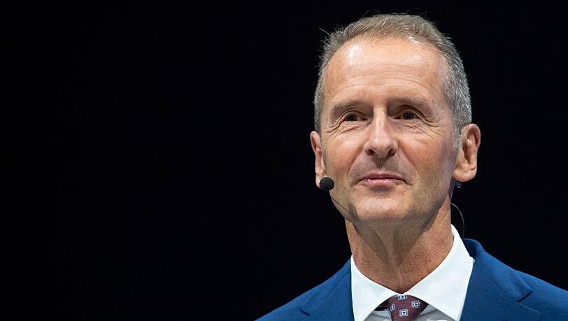 Herbert Diess spricht während der IAA auf einer Bühne.