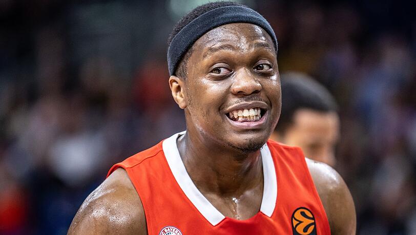 Cassius Winston von Bayern München steht lachend auf dem Court.