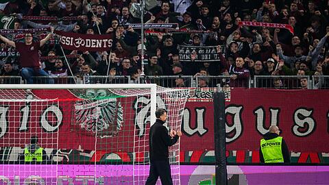 Nach der Niederlage gegen Dortmund bedankt sich Sandro Wagner in der Kurve für die Unterstützung der Fans.