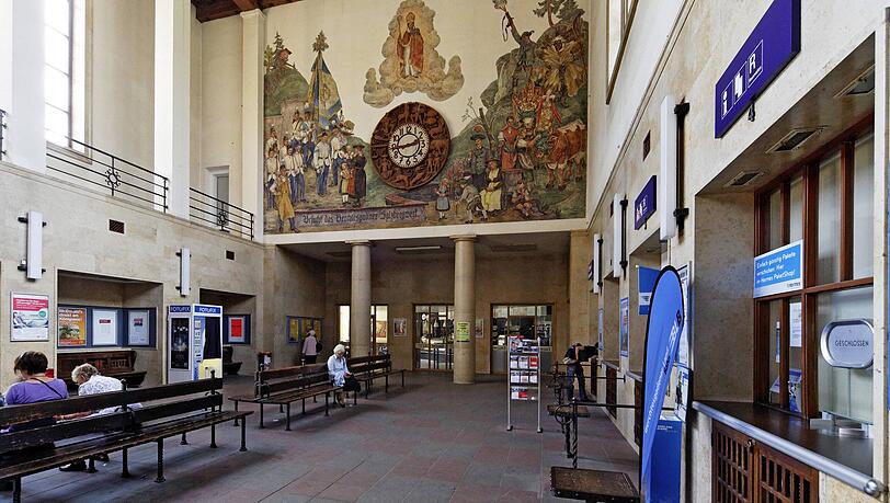 Die Bahnhofshalle in Berchtesgaden. Die Bahnhofshalle in Berchtesgaden.