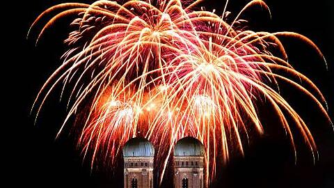 Silvesterfeuerwerk über der Münchner Frauenkirche