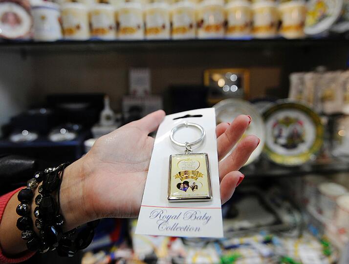 In den Souvenirläden der Londoner Innenstadt werden bereits Erinnerungsstücke zur Geburt des "Royal Babys" angeboten. Da weder Geschlecht noch Name oder Geburtstermin des kleinen Thronfolgers bislang bekannt sind, dürfte sich der Sammlerwert der "neutralen" Baby-Souvenire allerdings in Grenzen halten.