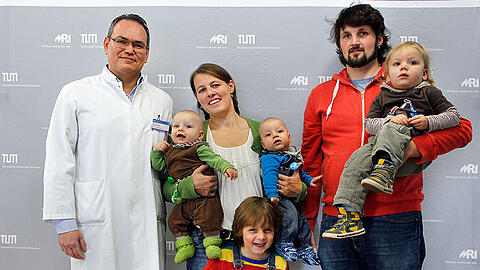 Dr. Javier Ortiz mit Stefanie  und Ronny Schwarz, den Zwillingen Fred und Willi und Janosch (4) und Kalle (2)