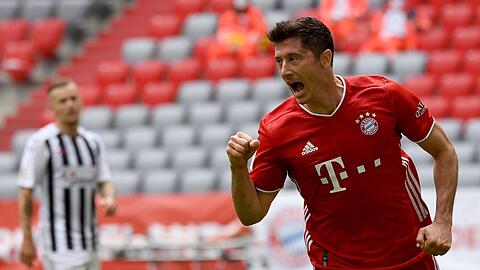 Bayern-Torjäger Robert Lewandowski jubelt nach seinem Treffer zum 2:0 gegen den SC Freiburg.
