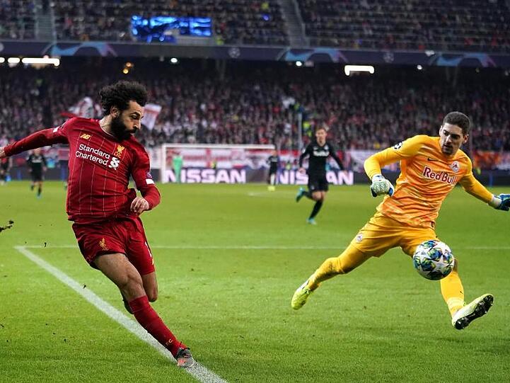 Mohamed Salah (l) vom FC Liverpool erzielt gegen Salzburgs Keeper das Tor zum 2:o:.