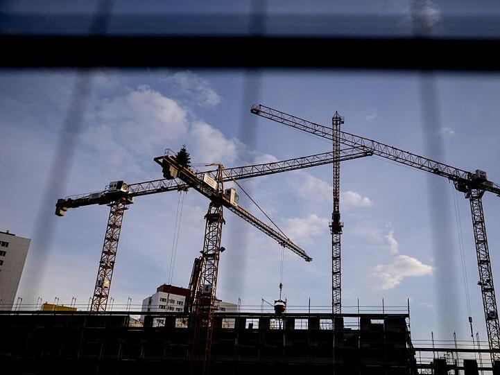 Die IG BAU glaubt, dass bei einem reduzierten Mehrwertsteuersatz 20 Prozent mehr Sozialwohnungen gebaut werden könnten.