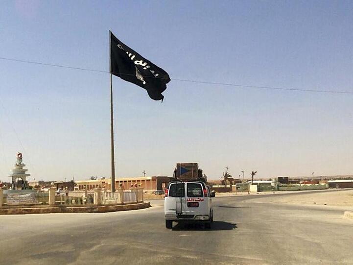 Eine IS-Flagge in Rawa, Irak.