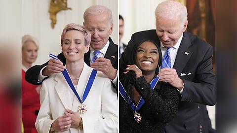 US-Präsident Joe Biden zaubert Megan Rapinoe (l.) und Simone Biles (r.) ein Lächeln ins Gesicht.