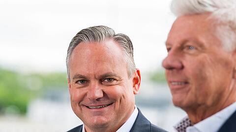 Münchens Oberbürgermeister Dieter Reiter (SPD, r) stellt Christian Scharpf (SPD)  im Rahmen einer Pressekonferenz als neuen Wiesn-Chef vor.