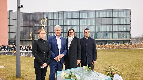 Alicja Kwade (v.l.), OB Dieter Reiter, Landtagspräsidentin Ilse Aigner und Stefan Vilsmeier von Brainlab am neune Erinnerungsort "München- Riem 1970".