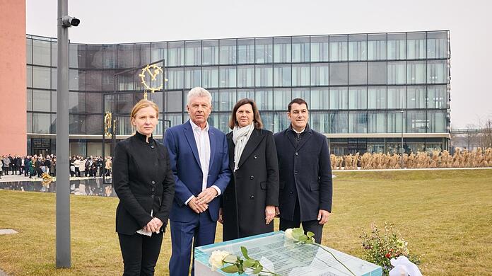 Alicja Kwade (v.l.), OB Dieter Reiter, Landtagspräsidentin Ilse Aigner und Stefan Vilsmeier von Brainlab am neune Erinnerungsort "München- Riem 1970".