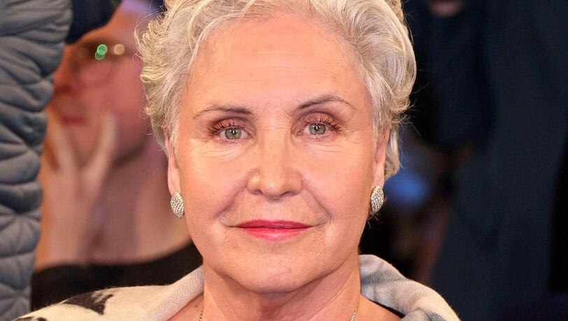 Vor den n&auml;chsten Dreharbeiten f&uuml;r "Anna und ihr Untermieter" hat sich Katerina Jacobs an einer schmerzhaften Stelle am Fu&szlig; operieren lassen.