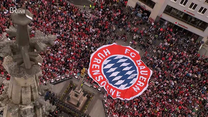 Die Anh&auml;nger des FC Bayern ziehen das Mega-Banner &uuml;ber den Marienplatz &ndash; unwissend, dass es sich dabei um ein Anti-Bayern-Banner handelt, das offenbar aus der Hand von 1860-Fans stammt.
