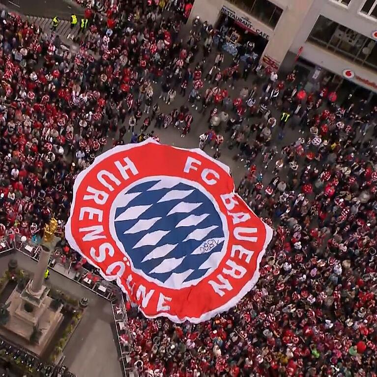 Die Anh&auml;nger des FC Bayern ziehen das Mega-Banner &uuml;ber den Marienplatz &ndash; unwissend, dass es sich dabei um ein Anti-Bayern-Banner handelt, das offenbar aus der Hand von 1860-Fans stammt.
