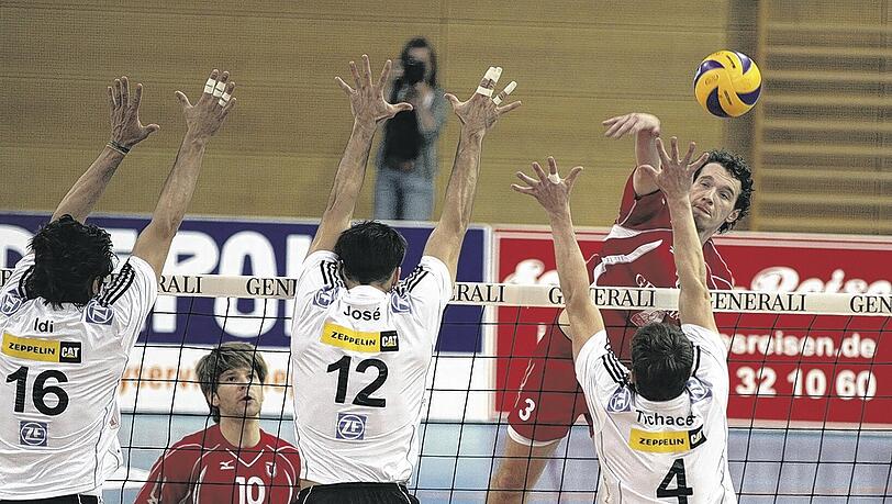 Mit einem fast komplett neuen Kader gehen die Volleyballer von Generali Haching (rot) in die vermeintlich wichtigste Saison der Vereinsgeschichte. Mit einem fast komplett neuen Kader gehen die Volleyballer von Generali Haching (rot) in die vermeintlich wichtigste Saison der Vereinsgeschichte.
