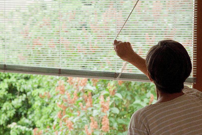 Draußen Rollladen und innen Jalousien: Das ist der beste Schutz gegen Hitze - ein Rollo lediglich im Inneren senkt die Temperatur nur leicht ab.