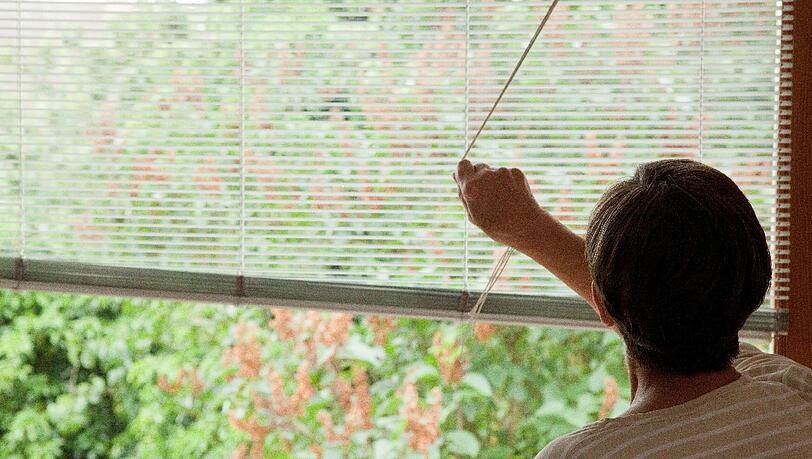 Draußen Rollladen und innen Jalousien: Das ist der beste Schutz gegen Hitze - ein Rollo lediglich im Inneren senkt die Temperatur nur leicht ab. Draußen Rollladen und innen Jalousien: Das ist der beste Schutz gegen Hitze - ein Rollo lediglich im Inneren senkt die Temperatur nur leicht ab.