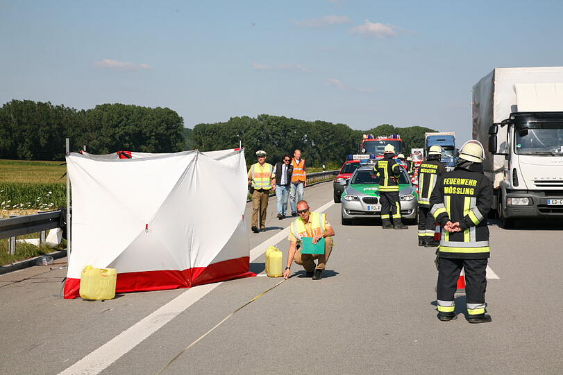 Schwerer Motorradunfall auf der A94 Richtung München: Ein 48-jähriger Motorradfahrer kommt ins Schleudern und stürzt. Er verletzt sich so schwer, dass er noch vor Ort stirbt.