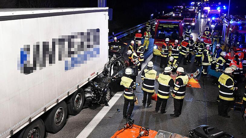 Die Einsatzkräfte der Feuerwehr München mussten die A8 nach dem Unfall für die Bergungsarbeiten sperren.