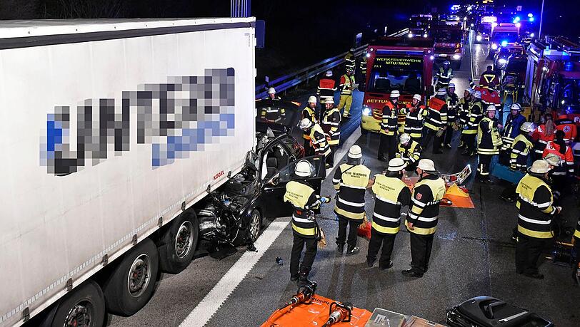 Die Einsatzkräfte der Feuerwehr München mussten die A8 nach dem Unfall für die Bergungsarbeiten sperren. Die Einsatzkräfte der Feuerwehr München mussten die A8 nach dem Unfall für die Bergungsarbeiten sperren.