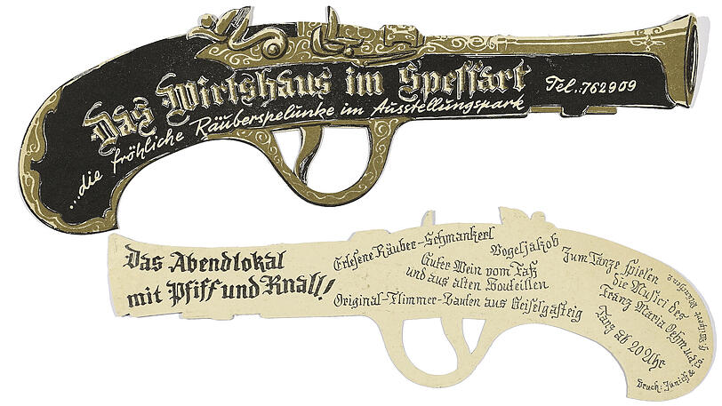 DAS WIRTSHAUS IM SPESSART: Die als Pistole gestaltete Karte des "Abendlokals mit Pfiff und Knall" wirbt 1959 am Ausstellungspark mit erlesenen Räuber-Schmankerln, gutem Wein vom Fass und Tanz ab 20 Uhr. Auf einer weiteren Speisekarte des Wirtshauses in der Sammlung steht der Satz: "So Ihr zufrieden waret, kommet wieder; so nicht, schicket Eure lieben Verwandten!" Das "Wirtshaus im Spessart" ist außerdem eine Novelle aus dem Jahr 1826 und eine Filmkomödie (1958) mit Liselotte Pulver, in denen es auch um Räuber geht &ndash; die Vorlage für Gaststättenname und Speisekarten-Design.