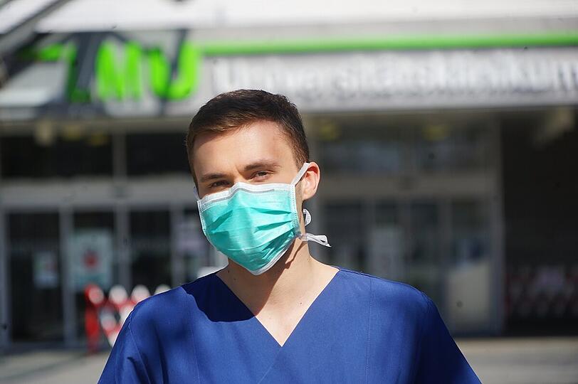Leonard Jung hilft in den Semesterferien in einer Notaufnahme mit. Jeder in der Klinik trägt Mundschutz.