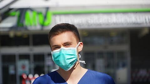 Leonard Jung hilft in den Semesterferien in einer Notaufnahme mit. Jeder in der Klinik trägt Mundschutz.