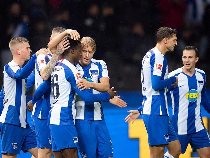 Herthas Spieler bejubeln das 2:1 gegen Fortuna Düsseldorf durch Javairo Dilrosun (M).