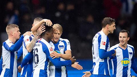 Herthas Spieler bejubeln das 2:1 gegen Fortuna Düsseldorf durch Javairo Dilrosun (M).