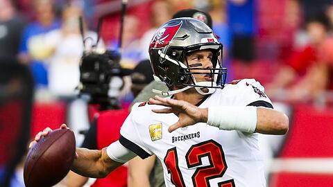 "Ich hätte nie gedacht, dass ich in dem Alter noch spiele", sagt American-Football-Legende Tom Brady, der mit seinen 45 Jahren immer noch der Quarterback der Tampa Bay Buccaneers ist.