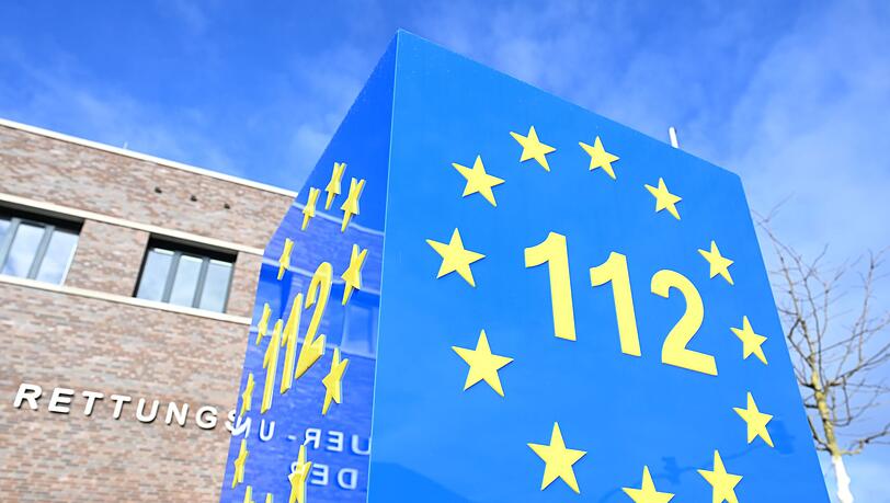 Der f&uuml;r den Winterdienst zust&auml;ndige Mann w&auml;hlte den Notruf. (Symbolbild)