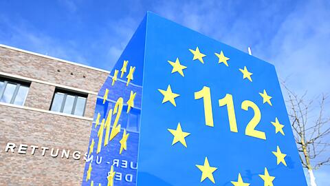 Der f&uuml;r den Winterdienst zust&auml;ndige Mann w&auml;hlte den Notruf. (Symbolbild)