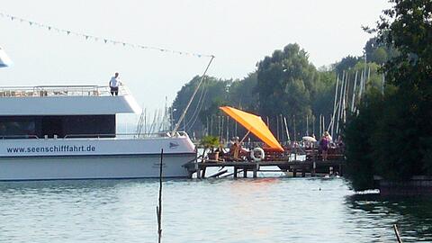 Fünf Verletzte und ein umgekippter Sonnenschirm: Die Seeshaupt krachte in einen Steg am Starnberger See.