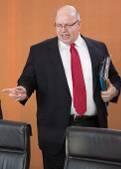 Kanzleramtsminister Peter Altmaier (CDU): Mit seinen Begabungen, unter anderem seiner großen Volksnähe und seinem hohen Unterhaltungswert, konnte er in seinem alten Job als Umweltminister punkten. Im neuen Posten als Kanzleramtsminister, also als Chef im Maschinenraum, muss er andere Stärken beweisen.