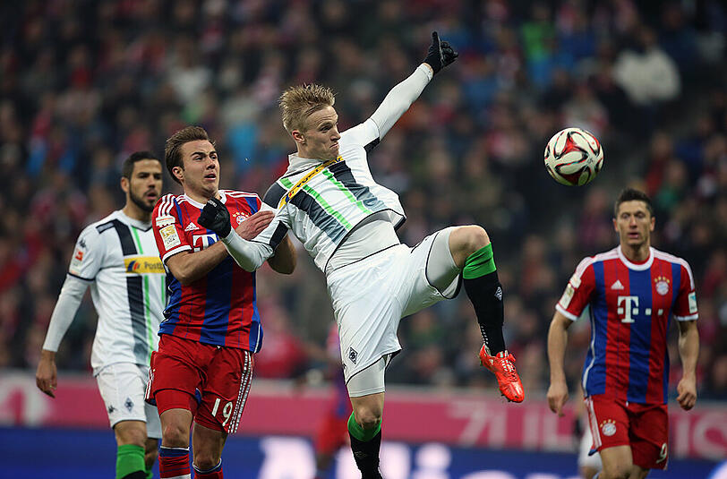 FC Bayern gegen Borussia Mönchengladbach - das ist oft ein Duell auf Augenhöhe und fast immer spannend. Im Bild der Münchner Mario Götze im  Zweikampf mit dem Gladbacher Oscar Wendt.