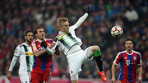 FC Bayern gegen Borussia Mönchengladbach - das ist oft ein Duell auf Augenhöhe und fast immer spannend. Im Bild der Münchner Mario Götze im  Zweikampf mit dem Gladbacher Oscar Wendt.