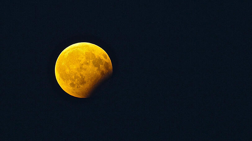 AZ-Leser Murat Fischer schickte uns diese Bilder vom Mond über München.