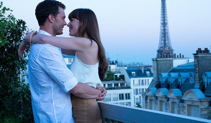 Christian (Jamie Dornan) und Ana (Dakota Johnson) haben tatsächlich geheiratet und reisen für die Flitterwochen nach Europa.