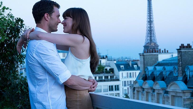 Christian (Jamie Dornan) und Ana (Dakota Johnson) haben tatsächlich geheiratet und reisen für die Flitterwochen nach Europa.