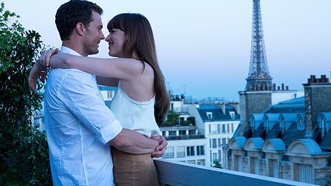 Christian (Jamie Dornan) und Ana (Dakota Johnson) haben tatsächlich geheiratet und reisen für die Flitterwochen nach Europa.