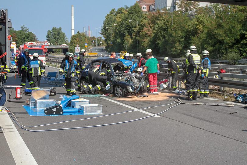 Der Pkw wurde komplett zerstört, sowohl die Fahrerin als auch der Fahrer erlitten schwere Verletzungen. Auch viele Insassen im Bus wurden verletzt. Die Bilder vom Unfallort auf der A73 bei Nürnberg.