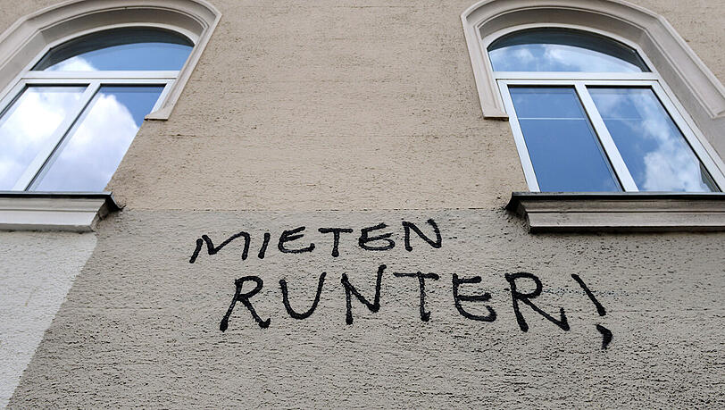 Blick auf eine Hausfassade in München.