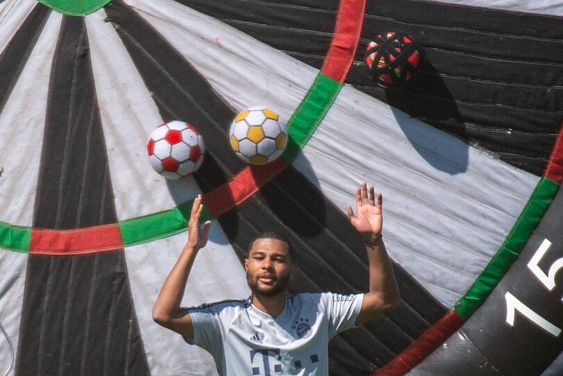Die Bayern-Stars durften sich am Donnerstag beim Fußball-Darts beweisen - und hatten sichtlich Spaß.