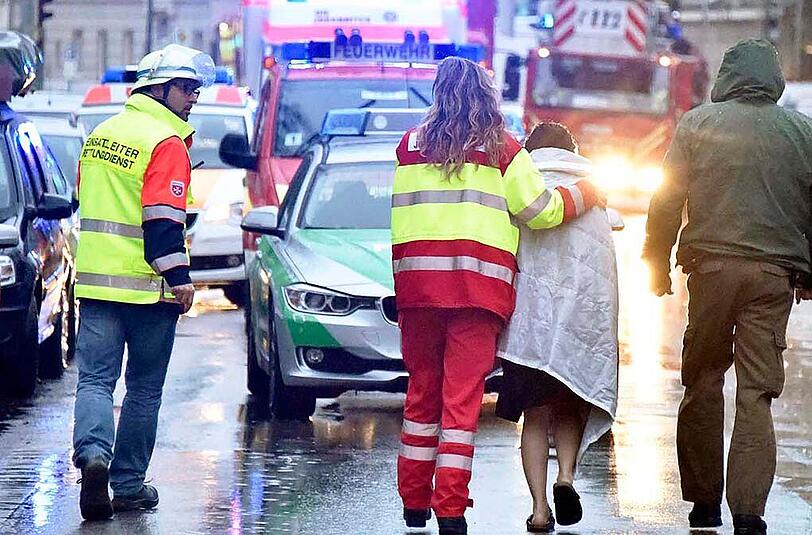 Hier bringt das Kriseninterventionsteam die völlig aufgelöste Bewohnerin in Sicherheit.